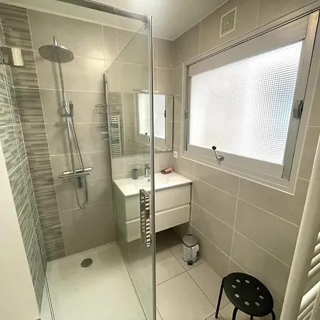 Appartement Face Ocean : T3 Au 9eme Avec Balcon-terrasse, Centre Et Ville, Confort - Fr-1-92-645